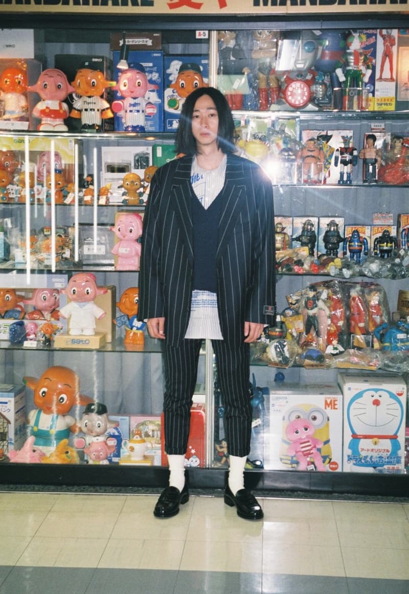 ファッション界の権威を唸らせる doublet の2018年秋冬ルックブックが解禁 今季は“Ready-to-Where?”をテーマに、「どこに着ていく服なのか?」というシチュエーションのミスマッチを表現した人々の記憶に残るプロダクトを展開 ファッション界屈指の登竜門「LVMH Prize 2018」でグランプリ受賞という日本人初の快挙を成し遂げた〈doublet(ダブレット)〉より、2018年秋冬シーズンのルックブックが到着。今季は既製服を表すReady-to-Wearを言葉遊びにより、Where?に変化させた造語“Ready-to-Where?”をテーマに掲げ、「どこに着ていく服なのか?」というシチュエーションのミスマッチによる人々の記憶に残るプロダクトを展開する。 お馴染みの刺繍デザインや、職人がエアブラシを使用してハンドペイントを施したフリースボア調のジャケットは今季も継続。また、空気の代わりにダウンが入ったライフジャケット、水を吸わないバスローブ型コート、懐かしいキーホルダーを連ねたチェーン状のアクセサリーなど、斬新という言葉を超越した井野将之の唯一無二のアプローチは、「LVMH Prize 2018」の審査員であるKarl Lagerfeld(カール・ラガーフェルド)、Marc Jacobs(マーク・ジェイコブス)、Haider Ackermann(ハイダー・アッカーマン)らを納得させた証明とも言えるだろう。また、視点の違いで3柄に変化するレンチキュラーを採用した立体的なファブリックや、ハンガーガーの包み紙のプリント生地など、素材へのこだわりも散見され、類稀なテクニックとユーモアは固定概念にとらわれない違和感を放っている。 〈doublet〉の2018年秋冬コレクションは、7月14日(土)に第1弾が取扱店舗にデリバリーされるとのこと。待望のローンチに先駆けて、今季の世界観を色濃く反映したどこか哀愁漂うルックブックをチェックしておこう。 ちなみに、井野氏の特集記事を掲載した『HYPEBEAST Magazine Issue 22: The Singularity Issue』はもう購入済み?