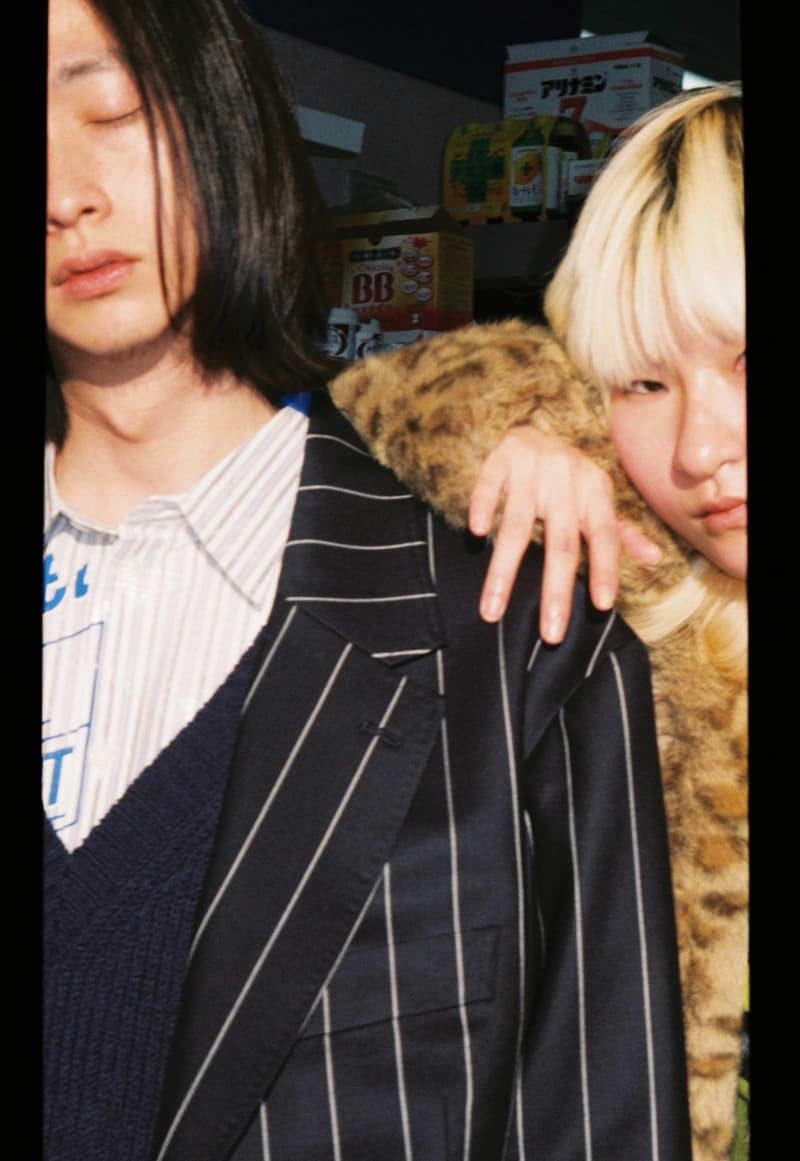 ファッション界の権威を唸らせる doublet の2018年秋冬ルックブックが解禁 今季は“Ready-to-Where?”をテーマに、「どこに着ていく服なのか?」というシチュエーションのミスマッチを表現した人々の記憶に残るプロダクトを展開 ファッション界屈指の登竜門「LVMH Prize 2018」でグランプリ受賞という日本人初の快挙を成し遂げた〈doublet(ダブレット)〉より、2018年秋冬シーズンのルックブックが到着。今季は既製服を表すReady-to-Wearを言葉遊びにより、Where?に変化させた造語“Ready-to-Where?”をテーマに掲げ、「どこに着ていく服なのか?」というシチュエーションのミスマッチによる人々の記憶に残るプロダクトを展開する。 お馴染みの刺繍デザインや、職人がエアブラシを使用してハンドペイントを施したフリースボア調のジャケットは今季も継続。また、空気の代わりにダウンが入ったライフジャケット、水を吸わないバスローブ型コート、懐かしいキーホルダーを連ねたチェーン状のアクセサリーなど、斬新という言葉を超越した井野将之の唯一無二のアプローチは、「LVMH Prize 2018」の審査員であるKarl Lagerfeld(カール・ラガーフェルド)、Marc Jacobs(マーク・ジェイコブス)、Haider Ackermann(ハイダー・アッカーマン)らを納得させた証明とも言えるだろう。また、視点の違いで3柄に変化するレンチキュラーを採用した立体的なファブリックや、ハンガーガーの包み紙のプリント生地など、素材へのこだわりも散見され、類稀なテクニックとユーモアは固定概念にとらわれない違和感を放っている。 〈doublet〉の2018年秋冬コレクションは、7月14日(土)に第1弾が取扱店舗にデリバリーされるとのこと。待望のローンチに先駆けて、今季の世界観を色濃く反映したどこか哀愁漂うルックブックをチェックしておこう。 ちなみに、井野氏の特集記事を掲載した『HYPEBEAST Magazine Issue 22: The Singularity Issue』はもう購入済み?