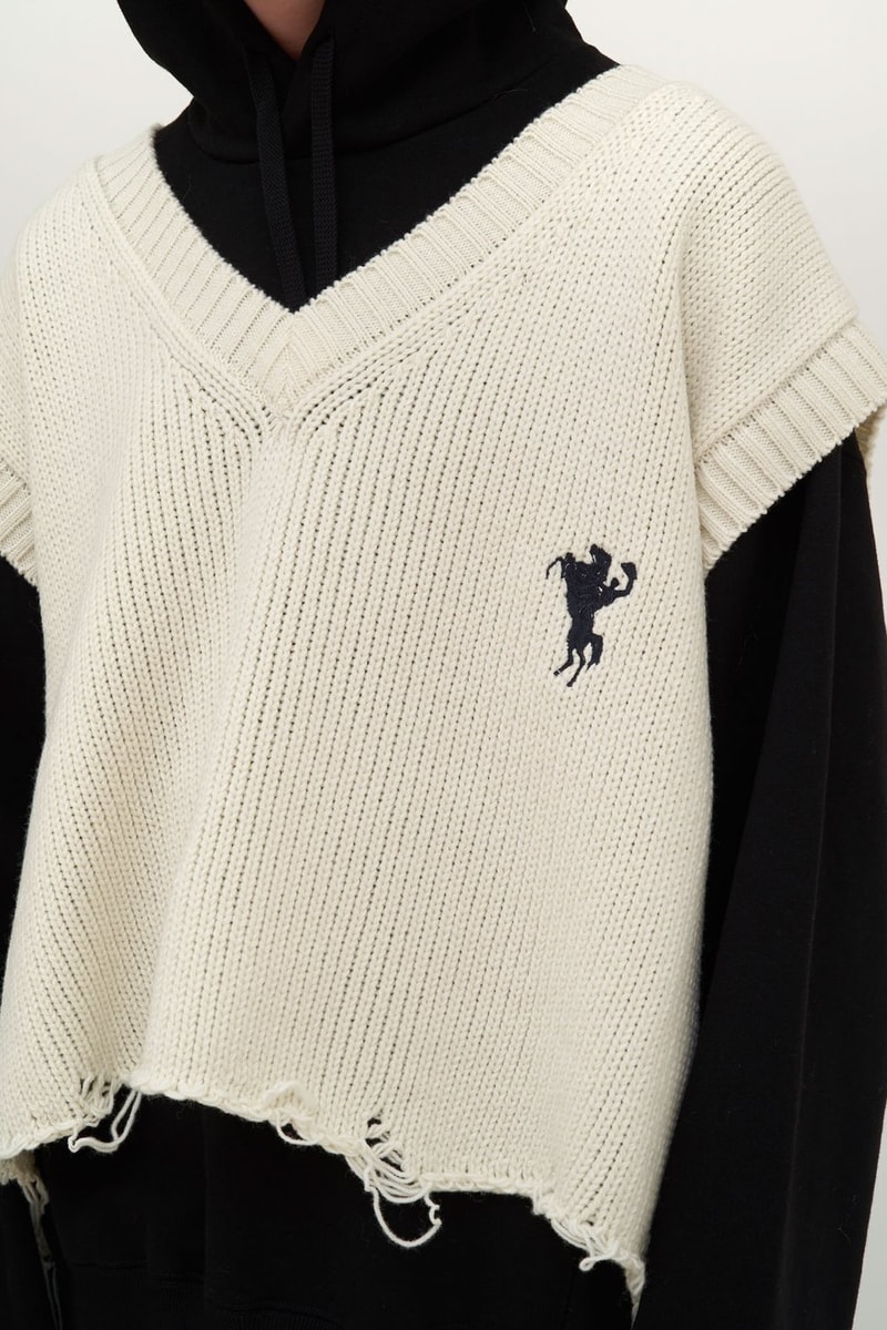 LVMH Prize で日本人初の快挙を成し遂げた doublet の2018年秋冬コレクションにクローズアップ 今最も世界から熱視線を集める井野将之のクリエイションはヘッズならずとも必見 2018 Young Designers Prize doublet ダブレット 2018年秋冬シーズン ルックブック 井野将之 ベドジャン スーベニアジャケット ロングスリーブカットソー 画像準備中 ベルト 柄ソックス HYPEBEAST ハイプビースト