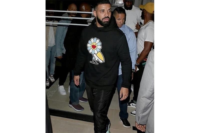 Drake が OVO と 村上隆のコラボレーションをセルフリーク？  フーディにあしらわれた花のモチーフのフクロウが意味するものとは…… 話しは今年3月にまで遡るが、日本が誇る現代アーティスト・村上隆は「スゲぇ！！！@champagnepapi さん！広い世界の遠いところに住んでいるのに、お知り合いになれて大変光栄です！ありがと〜！！」というコメントを添え、自身のInstagram上でDrake（ドレイク）が手がける〈October’s Very Own（オクトーバーズ ベリー オウン）〉とのコラボレーションの可能性を示唆していた。その際に投稿された写真は、〈OVO〉を象徴するフクロウの顔が村上隆の代表作である花のモチーフに置き換えられたもの。該当のポストについては両者の出会いを祝福するためのグラフィックなのではないかという憶測もあったが、村上氏はコラボレーションの噂を確約するかのような新たな写真を@takashipomに投稿した。  その写真に映るのはDrake本人で、着用しているフーディには何と、既出のフクロウのロゴがフロントにあしらわれている。詳細は全くの不明であるという点も昨今のストリートらしいプロモーション商法だが、両者の間では水面下で何かしらのプロジェクトが仕込まれていると勘ぐるのが自然だろう。とにかく、現在は両者からの続報に期待したい。  ちなみに、村上氏とVirgil Abloh（ヴァージル・アブロー）のアート展“TECHNICOLOR 2”の様子はもうチェックした？