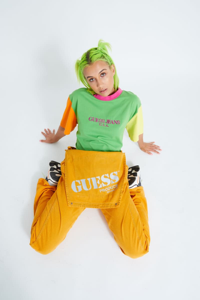 GUESS JEANS U.S.A. x ショーン・ワザーズプーン “Farmers Market” コレクションの国内発売日が決定 取り扱いは東京ストリート屈指のキーアカウント『GR8』のみ “VOTE FORWARD”の覇者として一躍世界にその名を知らしめたSean Wotherspoon(ショーン・ワザーズプーン)と〈GUESS JEANS U.S.A.(ゲス ジーンズ U.S.A.)〉の“Farmers Market”コレクションが、遂に日本へと上陸する。カリフォルニアのルーツである豊かな農場の景色からヒントを得た本コレクションは、〈GUESS〉のアーカイブをもとに、80〜90年代に生まれたクラシックな後染め加工やウォッシュ技法を採用。ミネラルウォッシュのフーディや後染めのアシッドウォッシデニムジャケット、トラックスーツはもちろんのこと、〈GUESS〉のオールドグラフィックや野菜、フルーツなどのモチーフが踊るTシャツとアクセサリーもその陽気な配色が購買意欲を駆り立てる。 “Farmers Market”コレクションの国内取り扱いは、東京ストリート屈指のキーアカウント『GR8』の1店舗のみとなり、7月7日(土)、8日(日)の2日間限定でポップアップ形式のローンチとなる。なお、初日はDJを迎えたパーティーの開催も予定されているようなので、気になる方はこちらからご確認を。