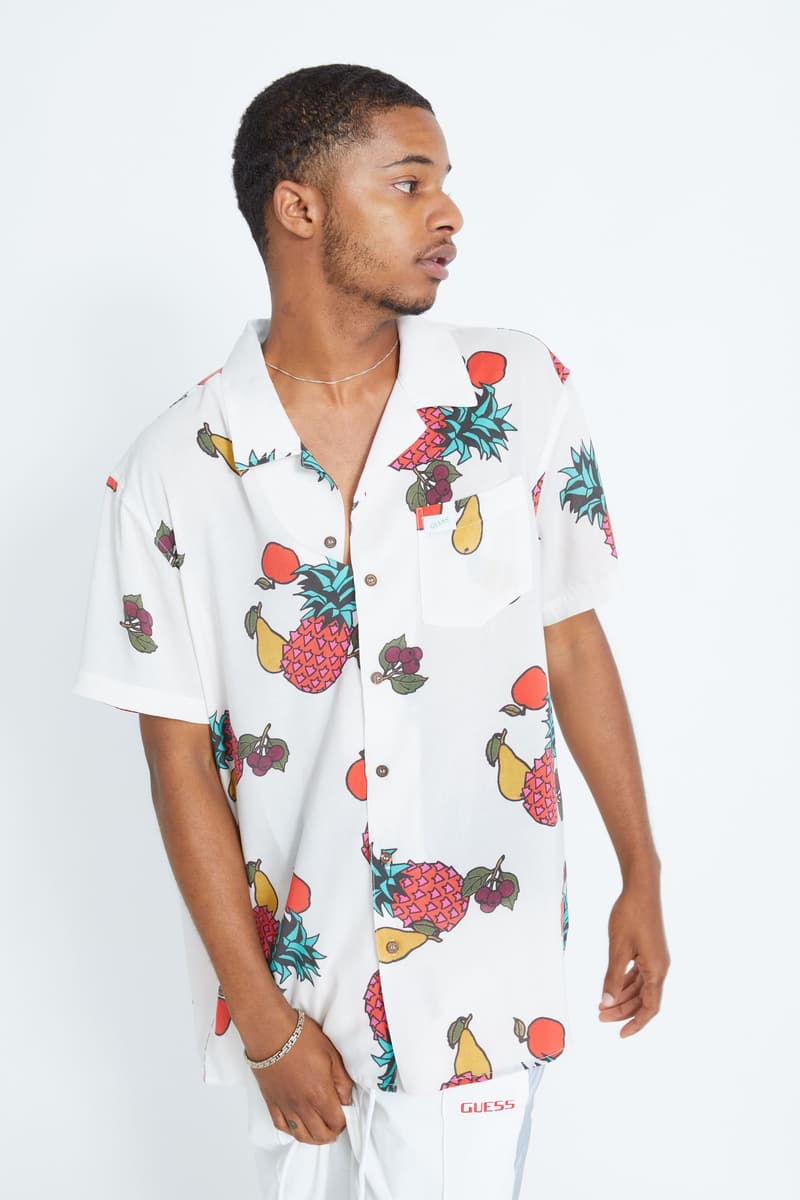 GUESS JEANS U.S.A. x ショーン・ワザーズプーン “Farmers Market” コレクションの国内発売日が決定 取り扱いは東京ストリート屈指のキーアカウント『GR8』のみ “VOTE FORWARD”の覇者として一躍世界にその名を知らしめたSean Wotherspoon(ショーン・ワザーズプーン)と〈GUESS JEANS U.S.A.(ゲス ジーンズ U.S.A.)〉の“Farmers Market”コレクションが、遂に日本へと上陸する。カリフォルニアのルーツである豊かな農場の景色からヒントを得た本コレクションは、〈GUESS〉のアーカイブをもとに、80〜90年代に生まれたクラシックな後染め加工やウォッシュ技法を採用。ミネラルウォッシュのフーディや後染めのアシッドウォッシデニムジャケット、トラックスーツはもちろんのこと、〈GUESS〉のオールドグラフィックや野菜、フルーツなどのモチーフが踊るTシャツとアクセサリーもその陽気な配色が購買意欲を駆り立てる。 “Farmers Market”コレクションの国内取り扱いは、東京ストリート屈指のキーアカウント『GR8』の1店舗のみとなり、7月7日(土)、8日(日)の2日間限定でポップアップ形式のローンチとなる。なお、初日はDJを迎えたパーティーの開催も予定されているようなので、気になる方はこちらからご確認を。