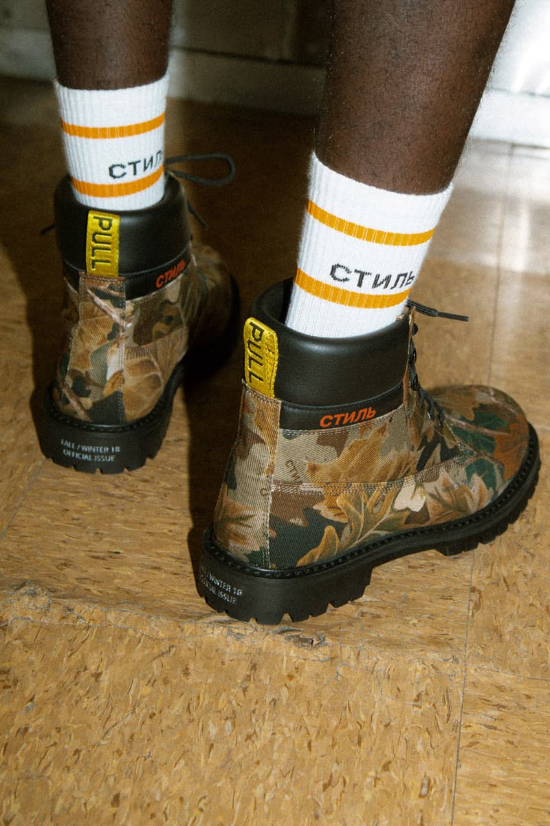 Heron Preston 2018年秋冬コレクションを紐解く HBX の最新エディトリアル ヴァージルやカニエも実力を認めた次世代ストリートの雄にフィーチャー SSENSE エッセンス Heron Preston ヘロン プレストン Kanye West カニエ・ウェスト Virgil Abloh ヴァージル・アブロー HBX ロングスリーブTシャツ アンクル丈ブーツ パイソンプリント ウエストバッグ ミリタリー ワーク HYPEBEAST ハイプビースト