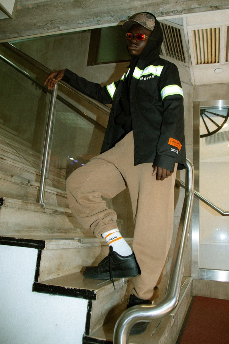 Heron Preston 2018年秋冬コレクションを紐解く HBX の最新エディトリアル ヴァージルやカニエも実力を認めた次世代ストリートの雄にフィーチャー SSENSE エッセンス Heron Preston ヘロン プレストン Kanye West カニエ・ウェスト Virgil Abloh ヴァージル・アブロー HBX ロングスリーブTシャツ アンクル丈ブーツ パイソンプリント ウエストバッグ ミリタリー ワーク HYPEBEAST ハイプビースト