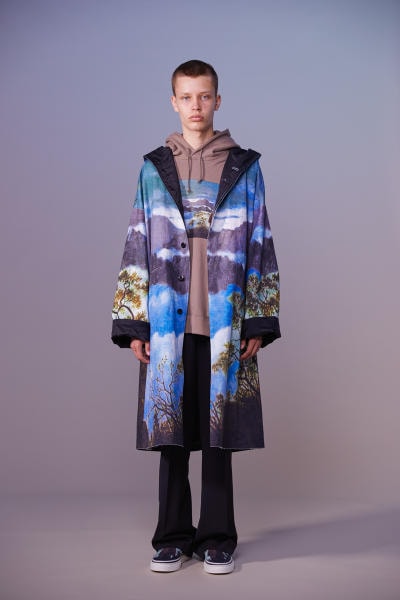 美しい山岳風景とカレッジスタイルが同居する John UNDERCOVER 2019年春夏コレクション 〈Polo ○alph Lauren〉にもオマージュを捧げる本ラインでは表現できない高橋盾の今の気分 デザイナー高橋盾が2013年秋冬シーズンに立ち上げたセカンドライン〈John UNDERCOVER（ジョン アンダーカバー）〉の2019年春夏コレクションは、本ブランドが得意とするグラフィック性の高さを改めて印象づけるものとなった。  主役はロングコートやレインコート、フーディなど、全面に美しい山岳が描かれたインパクトのあるグラフィカルなアパレルたち。しかしその一方で、今こそ一周回って気になるプレッピーやスクールの要素も現代的に解釈されており、カレッジロゴを取り入れたフード付きシャツやレタードカーディガン、ブレザーなどがコレクション全体にアクセントを追加している。  立ち上げはまだしばらく先にはなるが、ひとまず上のフォトギャラリーからルックブックに目を通してみてはいかがだろうか。  〈STÜSSY（ステューシー）〉のBob Marley（ボブ・マーリー）を称えた最新コレクションや、〈Noah（ノア）〉とKevin Cummins（ケビン・カミンズ）のコラボコレクションなど、『HYPEBEAST』がお届けするその他の最旬ファッションニュースもあわせてご確認を。