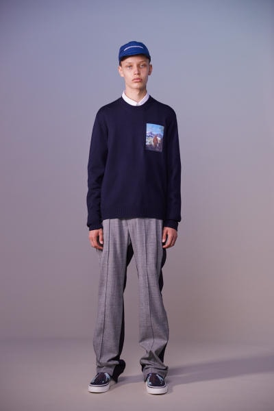美しい山岳風景とカレッジスタイルが同居する John UNDERCOVER 2019年春夏コレクション 〈Polo ○alph Lauren〉にもオマージュを捧げる本ラインでは表現できない高橋盾の今の気分 デザイナー高橋盾が2013年秋冬シーズンに立ち上げたセカンドライン〈John UNDERCOVER（ジョン アンダーカバー）〉の2019年春夏コレクションは、本ブランドが得意とするグラフィック性の高さを改めて印象づけるものとなった。  主役はロングコートやレインコート、フーディなど、全面に美しい山岳が描かれたインパクトのあるグラフィカルなアパレルたち。しかしその一方で、今こそ一周回って気になるプレッピーやスクールの要素も現代的に解釈されており、カレッジロゴを取り入れたフード付きシャツやレタードカーディガン、ブレザーなどがコレクション全体にアクセントを追加している。  立ち上げはまだしばらく先にはなるが、ひとまず上のフォトギャラリーからルックブックに目を通してみてはいかがだろうか。  〈STÜSSY（ステューシー）〉のBob Marley（ボブ・マーリー）を称えた最新コレクションや、〈Noah（ノア）〉とKevin Cummins（ケビン・カミンズ）のコラボコレクションなど、『HYPEBEAST』がお届けするその他の最旬ファッションニュースもあわせてご確認を。