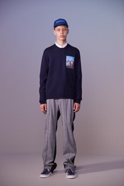 美しい山岳風景とカレッジスタイルが同居する John UNDERCOVER 2019年春夏コレクション 〈Polo ○alph Lauren〉にもオマージュを捧げる本ラインでは表現できない高橋盾の今の気分 デザイナー高橋盾が2013年秋冬シーズンに立ち上げたセカンドライン〈John UNDERCOVER(ジョン アンダーカバー)〉の2019年春夏コレクションは、本ブランドが得意とするグラフィック性の高さを改めて印象づけるものとなった。 主役はロングコートやレインコート、フーディなど、全面に美しい山岳が描かれたインパクトのあるグラフィカルなアパレルたち。しかしその一方で、今こそ一周回って気になるプレッピーやスクールの要素も現代的に解釈されており、カレッジロゴを取り入れたフード付きシャツやレタードカーディガン、ブレザーなどがコレクション全体にアクセントを追加している。 立ち上げはまだしばらく先にはなるが、ひとまず上のフォトギャラリーからルックブックに目を通してみてはいかがだろうか。 〈STÜSSY(ステューシー)〉のBob Marley(ボブ・マーリー)を称えた最新コレクションや、〈Noah(ノア)〉とKevin Cummins(ケビン・カミンズ)のコラボコレクションなど、『HYPEBEAST』がお届けするその他の最旬ファッションニュースもあわせてご確認を。