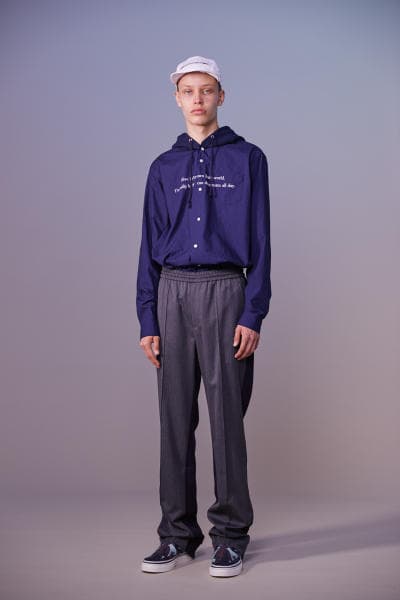 美しい山岳風景とカレッジスタイルが同居する John UNDERCOVER 2019年春夏コレクション 〈Polo ○alph Lauren〉にもオマージュを捧げる本ラインでは表現できない高橋盾の今の気分 デザイナー高橋盾が2013年秋冬シーズンに立ち上げたセカンドライン〈John UNDERCOVER（ジョン アンダーカバー）〉の2019年春夏コレクションは、本ブランドが得意とするグラフィック性の高さを改めて印象づけるものとなった。  主役はロングコートやレインコート、フーディなど、全面に美しい山岳が描かれたインパクトのあるグラフィカルなアパレルたち。しかしその一方で、今こそ一周回って気になるプレッピーやスクールの要素も現代的に解釈されており、カレッジロゴを取り入れたフード付きシャツやレタードカーディガン、ブレザーなどがコレクション全体にアクセントを追加している。  立ち上げはまだしばらく先にはなるが、ひとまず上のフォトギャラリーからルックブックに目を通してみてはいかがだろうか。  〈STÜSSY（ステューシー）〉のBob Marley（ボブ・マーリー）を称えた最新コレクションや、〈Noah（ノア）〉とKevin Cummins（ケビン・カミンズ）のコラボコレクションなど、『HYPEBEAST』がお届けするその他の最旬ファッションニュースもあわせてご確認を。