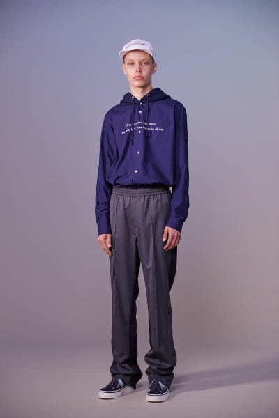 美しい山岳風景とカレッジスタイルが同居する John UNDERCOVER 2019年春夏コレクション 〈Polo ○alph Lauren〉にもオマージュを捧げる本ラインでは表現できない高橋盾の今の気分 デザイナー高橋盾が2013年秋冬シーズンに立ち上げたセカンドライン〈John UNDERCOVER（ジョン アンダーカバー）〉の2019年春夏コレクションは、本ブランドが得意とするグラフィック性の高さを改めて印象づけるものとなった。  主役はロングコートやレインコート、フーディなど、全面に美しい山岳が描かれたインパクトのあるグラフィカルなアパレルたち。しかしその一方で、今こそ一周回って気になるプレッピーやスクールの要素も現代的に解釈されており、カレッジロゴを取り入れたフード付きシャツやレタードカーディガン、ブレザーなどがコレクション全体にアクセントを追加している。  立ち上げはまだしばらく先にはなるが、ひとまず上のフォトギャラリーからルックブックに目を通してみてはいかがだろうか。  〈STÜSSY（ステューシー）〉のBob Marley（ボブ・マーリー）を称えた最新コレクションや、〈Noah（ノア）〉とKevin Cummins（ケビン・カミンズ）のコラボコレクションなど、『HYPEBEAST』がお届けするその他の最旬ファッションニュースもあわせてご確認を。