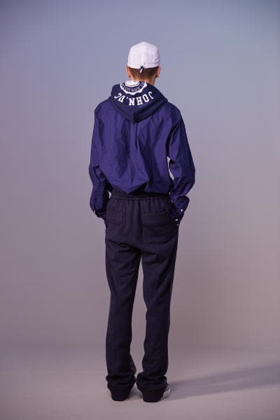 美しい山岳風景とカレッジスタイルが同居する John UNDERCOVER 2019年春夏コレクション 〈Polo ○alph Lauren〉にもオマージュを捧げる本ラインでは表現できない高橋盾の今の気分 デザイナー高橋盾が2013年秋冬シーズンに立ち上げたセカンドライン〈John UNDERCOVER（ジョン アンダーカバー）〉の2019年春夏コレクションは、本ブランドが得意とするグラフィック性の高さを改めて印象づけるものとなった。  主役はロングコートやレインコート、フーディなど、全面に美しい山岳が描かれたインパクトのあるグラフィカルなアパレルたち。しかしその一方で、今こそ一周回って気になるプレッピーやスクールの要素も現代的に解釈されており、カレッジロゴを取り入れたフード付きシャツやレタードカーディガン、ブレザーなどがコレクション全体にアクセントを追加している。  立ち上げはまだしばらく先にはなるが、ひとまず上のフォトギャラリーからルックブックに目を通してみてはいかがだろうか。  〈STÜSSY（ステューシー）〉のBob Marley（ボブ・マーリー）を称えた最新コレクションや、〈Noah（ノア）〉とKevin Cummins（ケビン・カミンズ）のコラボコレクションなど、『HYPEBEAST』がお届けするその他の最旬ファッションニュースもあわせてご確認を。