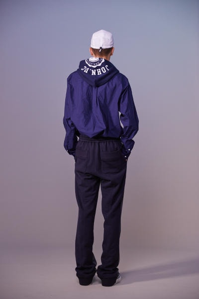 美しい山岳風景とカレッジスタイルが同居する John UNDERCOVER 2019年春夏コレクション 〈Polo ○alph Lauren〉にもオマージュを捧げる本ラインでは表現できない高橋盾の今の気分 デザイナー高橋盾が2013年秋冬シーズンに立ち上げたセカンドライン〈John UNDERCOVER（ジョン アンダーカバー）〉の2019年春夏コレクションは、本ブランドが得意とするグラフィック性の高さを改めて印象づけるものとなった。  主役はロングコートやレインコート、フーディなど、全面に美しい山岳が描かれたインパクトのあるグラフィカルなアパレルたち。しかしその一方で、今こそ一周回って気になるプレッピーやスクールの要素も現代的に解釈されており、カレッジロゴを取り入れたフード付きシャツやレタードカーディガン、ブレザーなどがコレクション全体にアクセントを追加している。  立ち上げはまだしばらく先にはなるが、ひとまず上のフォトギャラリーからルックブックに目を通してみてはいかがだろうか。  〈STÜSSY（ステューシー）〉のBob Marley（ボブ・マーリー）を称えた最新コレクションや、〈Noah（ノア）〉とKevin Cummins（ケビン・カミンズ）のコラボコレクションなど、『HYPEBEAST』がお届けするその他の最旬ファッションニュースもあわせてご確認を。