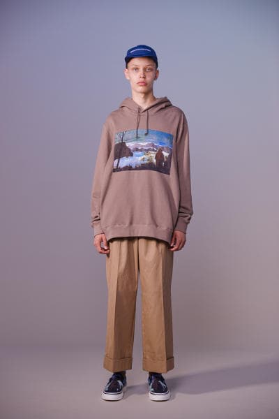 美しい山岳風景とカレッジスタイルが同居する John UNDERCOVER 2019年春夏コレクション 〈Polo ○alph Lauren〉にもオマージュを捧げる本ラインでは表現できない高橋盾の今の気分 デザイナー高橋盾が2013年秋冬シーズンに立ち上げたセカンドライン〈John UNDERCOVER（ジョン アンダーカバー）〉の2019年春夏コレクションは、本ブランドが得意とするグラフィック性の高さを改めて印象づけるものとなった。  主役はロングコートやレインコート、フーディなど、全面に美しい山岳が描かれたインパクトのあるグラフィカルなアパレルたち。しかしその一方で、今こそ一周回って気になるプレッピーやスクールの要素も現代的に解釈されており、カレッジロゴを取り入れたフード付きシャツやレタードカーディガン、ブレザーなどがコレクション全体にアクセントを追加している。  立ち上げはまだしばらく先にはなるが、ひとまず上のフォトギャラリーからルックブックに目を通してみてはいかがだろうか。  〈STÜSSY（ステューシー）〉のBob Marley（ボブ・マーリー）を称えた最新コレクションや、〈Noah（ノア）〉とKevin Cummins（ケビン・カミンズ）のコラボコレクションなど、『HYPEBEAST』がお届けするその他の最旬ファッションニュースもあわせてご確認を。