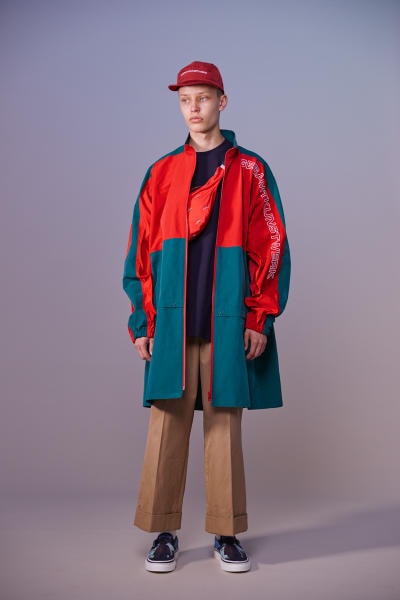美しい山岳風景とカレッジスタイルが同居する John UNDERCOVER 2019年春夏コレクション 〈Polo ○alph Lauren〉にもオマージュを捧げる本ラインでは表現できない高橋盾の今の気分 デザイナー高橋盾が2013年秋冬シーズンに立ち上げたセカンドライン〈John UNDERCOVER（ジョン アンダーカバー）〉の2019年春夏コレクションは、本ブランドが得意とするグラフィック性の高さを改めて印象づけるものとなった。  主役はロングコートやレインコート、フーディなど、全面に美しい山岳が描かれたインパクトのあるグラフィカルなアパレルたち。しかしその一方で、今こそ一周回って気になるプレッピーやスクールの要素も現代的に解釈されており、カレッジロゴを取り入れたフード付きシャツやレタードカーディガン、ブレザーなどがコレクション全体にアクセントを追加している。  立ち上げはまだしばらく先にはなるが、ひとまず上のフォトギャラリーからルックブックに目を通してみてはいかがだろうか。  〈STÜSSY（ステューシー）〉のBob Marley（ボブ・マーリー）を称えた最新コレクションや、〈Noah（ノア）〉とKevin Cummins（ケビン・カミンズ）のコラボコレクションなど、『HYPEBEAST』がお届けするその他の最旬ファッションニュースもあわせてご確認を。