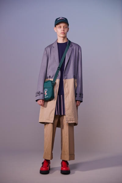 美しい山岳風景とカレッジスタイルが同居する John UNDERCOVER 2019年春夏コレクション 〈Polo ○alph Lauren〉にもオマージュを捧げる本ラインでは表現できない高橋盾の今の気分 デザイナー高橋盾が2013年秋冬シーズンに立ち上げたセカンドライン〈John UNDERCOVER（ジョン アンダーカバー）〉の2019年春夏コレクションは、本ブランドが得意とするグラフィック性の高さを改めて印象づけるものとなった。  主役はロングコートやレインコート、フーディなど、全面に美しい山岳が描かれたインパクトのあるグラフィカルなアパレルたち。しかしその一方で、今こそ一周回って気になるプレッピーやスクールの要素も現代的に解釈されており、カレッジロゴを取り入れたフード付きシャツやレタードカーディガン、ブレザーなどがコレクション全体にアクセントを追加している。  立ち上げはまだしばらく先にはなるが、ひとまず上のフォトギャラリーからルックブックに目を通してみてはいかがだろうか。  〈STÜSSY（ステューシー）〉のBob Marley（ボブ・マーリー）を称えた最新コレクションや、〈Noah（ノア）〉とKevin Cummins（ケビン・カミンズ）のコラボコレクションなど、『HYPEBEAST』がお届けするその他の最旬ファッションニュースもあわせてご確認を。