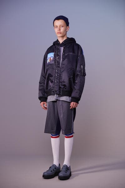 美しい山岳風景とカレッジスタイルが同居する John UNDERCOVER 2019年春夏コレクション 〈Polo ○alph Lauren〉にもオマージュを捧げる本ラインでは表現できない高橋盾の今の気分 デザイナー高橋盾が2013年秋冬シーズンに立ち上げたセカンドライン〈John UNDERCOVER（ジョン アンダーカバー）〉の2019年春夏コレクションは、本ブランドが得意とするグラフィック性の高さを改めて印象づけるものとなった。  主役はロングコートやレインコート、フーディなど、全面に美しい山岳が描かれたインパクトのあるグラフィカルなアパレルたち。しかしその一方で、今こそ一周回って気になるプレッピーやスクールの要素も現代的に解釈されており、カレッジロゴを取り入れたフード付きシャツやレタードカーディガン、ブレザーなどがコレクション全体にアクセントを追加している。  立ち上げはまだしばらく先にはなるが、ひとまず上のフォトギャラリーからルックブックに目を通してみてはいかがだろうか。  〈STÜSSY（ステューシー）〉のBob Marley（ボブ・マーリー）を称えた最新コレクションや、〈Noah（ノア）〉とKevin Cummins（ケビン・カミンズ）のコラボコレクションなど、『HYPEBEAST』がお届けするその他の最旬ファッションニュースもあわせてご確認を。