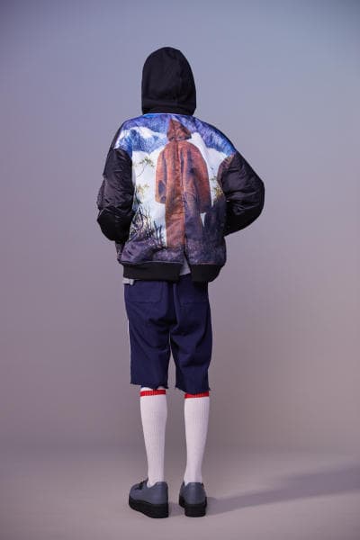 美しい山岳風景とカレッジスタイルが同居する John UNDERCOVER 2019年春夏コレクション 〈Polo ○alph Lauren〉にもオマージュを捧げる本ラインでは表現できない高橋盾の今の気分 デザイナー高橋盾が2013年秋冬シーズンに立ち上げたセカンドライン〈John UNDERCOVER（ジョン アンダーカバー）〉の2019年春夏コレクションは、本ブランドが得意とするグラフィック性の高さを改めて印象づけるものとなった。  主役はロングコートやレインコート、フーディなど、全面に美しい山岳が描かれたインパクトのあるグラフィカルなアパレルたち。しかしその一方で、今こそ一周回って気になるプレッピーやスクールの要素も現代的に解釈されており、カレッジロゴを取り入れたフード付きシャツやレタードカーディガン、ブレザーなどがコレクション全体にアクセントを追加している。  立ち上げはまだしばらく先にはなるが、ひとまず上のフォトギャラリーからルックブックに目を通してみてはいかがだろうか。  〈STÜSSY（ステューシー）〉のBob Marley（ボブ・マーリー）を称えた最新コレクションや、〈Noah（ノア）〉とKevin Cummins（ケビン・カミンズ）のコラボコレクションなど、『HYPEBEAST』がお届けするその他の最旬ファッションニュースもあわせてご確認を。