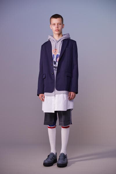 美しい山岳風景とカレッジスタイルが同居する John UNDERCOVER 2019年春夏コレクション 〈Polo ○alph Lauren〉にもオマージュを捧げる本ラインでは表現できない高橋盾の今の気分 デザイナー高橋盾が2013年秋冬シーズンに立ち上げたセカンドライン〈John UNDERCOVER（ジョン アンダーカバー）〉の2019年春夏コレクションは、本ブランドが得意とするグラフィック性の高さを改めて印象づけるものとなった。  主役はロングコートやレインコート、フーディなど、全面に美しい山岳が描かれたインパクトのあるグラフィカルなアパレルたち。しかしその一方で、今こそ一周回って気になるプレッピーやスクールの要素も現代的に解釈されており、カレッジロゴを取り入れたフード付きシャツやレタードカーディガン、ブレザーなどがコレクション全体にアクセントを追加している。  立ち上げはまだしばらく先にはなるが、ひとまず上のフォトギャラリーからルックブックに目を通してみてはいかがだろうか。  〈STÜSSY（ステューシー）〉のBob Marley（ボブ・マーリー）を称えた最新コレクションや、〈Noah（ノア）〉とKevin Cummins（ケビン・カミンズ）のコラボコレクションなど、『HYPEBEAST』がお届けするその他の最旬ファッションニュースもあわせてご確認を。