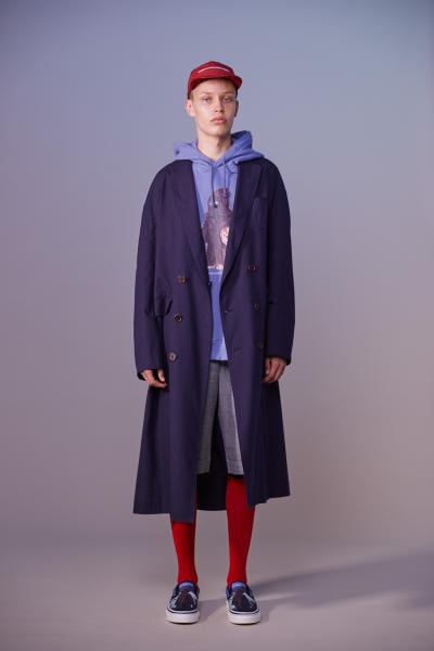 美しい山岳風景とカレッジスタイルが同居する John UNDERCOVER 2019年春夏コレクション 〈Polo ○alph Lauren〉にもオマージュを捧げる本ラインでは表現できない高橋盾の今の気分 デザイナー高橋盾が2013年秋冬シーズンに立ち上げたセカンドライン〈John UNDERCOVER（ジョン アンダーカバー）〉の2019年春夏コレクションは、本ブランドが得意とするグラフィック性の高さを改めて印象づけるものとなった。  主役はロングコートやレインコート、フーディなど、全面に美しい山岳が描かれたインパクトのあるグラフィカルなアパレルたち。しかしその一方で、今こそ一周回って気になるプレッピーやスクールの要素も現代的に解釈されており、カレッジロゴを取り入れたフード付きシャツやレタードカーディガン、ブレザーなどがコレクション全体にアクセントを追加している。  立ち上げはまだしばらく先にはなるが、ひとまず上のフォトギャラリーからルックブックに目を通してみてはいかがだろうか。  〈STÜSSY（ステューシー）〉のBob Marley（ボブ・マーリー）を称えた最新コレクションや、〈Noah（ノア）〉とKevin Cummins（ケビン・カミンズ）のコラボコレクションなど、『HYPEBEAST』がお届けするその他の最旬ファッションニュースもあわせてご確認を。
