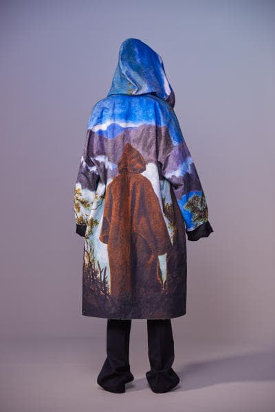 美しい山岳風景とカレッジスタイルが同居する John UNDERCOVER 2019年春夏コレクション 〈Polo ○alph Lauren〉にもオマージュを捧げる本ラインでは表現できない高橋盾の今の気分 デザイナー高橋盾が2013年秋冬シーズンに立ち上げたセカンドライン〈John UNDERCOVER(ジョン アンダーカバー)〉の2019年春夏コレクションは、本ブランドが得意とするグラフィック性の高さを改めて印象づけるものとなった。 主役はロングコートやレインコート、フーディなど、全面に美しい山岳が描かれたインパクトのあるグラフィカルなアパレルたち。しかしその一方で、今こそ一周回って気になるプレッピーやスクールの要素も現代的に解釈されており、カレッジロゴを取り入れたフード付きシャツやレタードカーディガン、ブレザーなどがコレクション全体にアクセントを追加している。 立ち上げはまだしばらく先にはなるが、ひとまず上のフォトギャラリーからルックブックに目を通してみてはいかがだろうか。 〈STÜSSY(ステューシー)〉のBob Marley(ボブ・マーリー)を称えた最新コレクションや、〈Noah(ノア)〉とKevin Cummins(ケビン・カミンズ)のコラボコレクションなど、『HYPEBEAST』がお届けするその他の最旬ファッションニュースもあわせてご確認を。