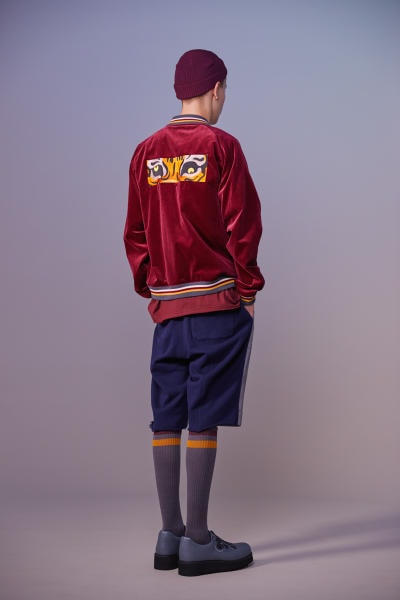 美しい山岳風景とカレッジスタイルが同居する John UNDERCOVER 2019年春夏コレクション 〈Polo ○alph Lauren〉にもオマージュを捧げる本ラインでは表現できない高橋盾の今の気分 デザイナー高橋盾が2013年秋冬シーズンに立ち上げたセカンドライン〈John UNDERCOVER（ジョン アンダーカバー）〉の2019年春夏コレクションは、本ブランドが得意とするグラフィック性の高さを改めて印象づけるものとなった。  主役はロングコートやレインコート、フーディなど、全面に美しい山岳が描かれたインパクトのあるグラフィカルなアパレルたち。しかしその一方で、今こそ一周回って気になるプレッピーやスクールの要素も現代的に解釈されており、カレッジロゴを取り入れたフード付きシャツやレタードカーディガン、ブレザーなどがコレクション全体にアクセントを追加している。  立ち上げはまだしばらく先にはなるが、ひとまず上のフォトギャラリーからルックブックに目を通してみてはいかがだろうか。  〈STÜSSY（ステューシー）〉のBob Marley（ボブ・マーリー）を称えた最新コレクションや、〈Noah（ノア）〉とKevin Cummins（ケビン・カミンズ）のコラボコレクションなど、『HYPEBEAST』がお届けするその他の最旬ファッションニュースもあわせてご確認を。