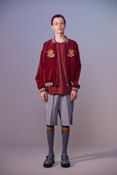 美しい山岳風景とカレッジスタイルが同居する John UNDERCOVER 2019年春夏コレクション 〈Polo ○alph Lauren〉にもオマージュを捧げる本ラインでは表現できない高橋盾の今の気分 デザイナー高橋盾が2013年秋冬シーズンに立ち上げたセカンドライン〈John UNDERCOVER(ジョン アンダーカバー)〉の2019年春夏コレクションは、本ブランドが得意とするグラフィック性の高さを改めて印象づけるものとなった。 主役はロングコートやレインコート、フーディなど、全面に美しい山岳が描かれたインパクトのあるグラフィカルなアパレルたち。しかしその一方で、今こそ一周回って気になるプレッピーやスクールの要素も現代的に解釈されており、カレッジロゴを取り入れたフード付きシャツやレタードカーディガン、ブレザーなどがコレクション全体にアクセントを追加している。 立ち上げはまだしばらく先にはなるが、ひとまず上のフォトギャラリーからルックブックに目を通してみてはいかがだろうか。 〈STÜSSY(ステューシー)〉のBob Marley(ボブ・マーリー)を称えた最新コレクションや、〈Noah(ノア)〉とKevin Cummins(ケビン・カミンズ)のコラボコレクションなど、『HYPEBEAST』がお届けするその他の最旬ファッションニュースもあわせてご確認を。