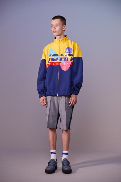 美しい山岳風景とカレッジスタイルが同居する John UNDERCOVER 2019年春夏コレクション 〈Polo ○alph Lauren〉にもオマージュを捧げる本ラインでは表現できない高橋盾の今の気分 デザイナー高橋盾が2013年秋冬シーズンに立ち上げたセカンドライン〈John UNDERCOVER（ジョン アンダーカバー）〉の2019年春夏コレクションは、本ブランドが得意とするグラフィック性の高さを改めて印象づけるものとなった。  主役はロングコートやレインコート、フーディなど、全面に美しい山岳が描かれたインパクトのあるグラフィカルなアパレルたち。しかしその一方で、今こそ一周回って気になるプレッピーやスクールの要素も現代的に解釈されており、カレッジロゴを取り入れたフード付きシャツやレタードカーディガン、ブレザーなどがコレクション全体にアクセントを追加している。  立ち上げはまだしばらく先にはなるが、ひとまず上のフォトギャラリーからルックブックに目を通してみてはいかがだろうか。  〈STÜSSY（ステューシー）〉のBob Marley（ボブ・マーリー）を称えた最新コレクションや、〈Noah（ノア）〉とKevin Cummins（ケビン・カミンズ）のコラボコレクションなど、『HYPEBEAST』がお届けするその他の最旬ファッションニュースもあわせてご確認を。