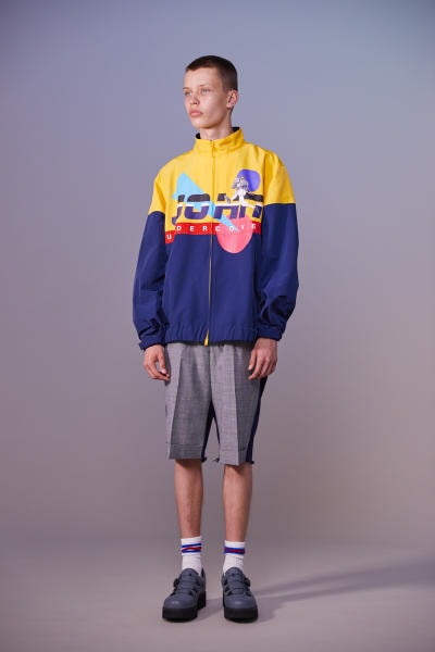 美しい山岳風景とカレッジスタイルが同居する John UNDERCOVER 2019年春夏コレクション 〈Polo ○alph Lauren〉にもオマージュを捧げる本ラインでは表現できない高橋盾の今の気分 デザイナー高橋盾が2013年秋冬シーズンに立ち上げたセカンドライン〈John UNDERCOVER（ジョン アンダーカバー）〉の2019年春夏コレクションは、本ブランドが得意とするグラフィック性の高さを改めて印象づけるものとなった。  主役はロングコートやレインコート、フーディなど、全面に美しい山岳が描かれたインパクトのあるグラフィカルなアパレルたち。しかしその一方で、今こそ一周回って気になるプレッピーやスクールの要素も現代的に解釈されており、カレッジロゴを取り入れたフード付きシャツやレタードカーディガン、ブレザーなどがコレクション全体にアクセントを追加している。  立ち上げはまだしばらく先にはなるが、ひとまず上のフォトギャラリーからルックブックに目を通してみてはいかがだろうか。  〈STÜSSY（ステューシー）〉のBob Marley（ボブ・マーリー）を称えた最新コレクションや、〈Noah（ノア）〉とKevin Cummins（ケビン・カミンズ）のコラボコレクションなど、『HYPEBEAST』がお届けするその他の最旬ファッションニュースもあわせてご確認を。