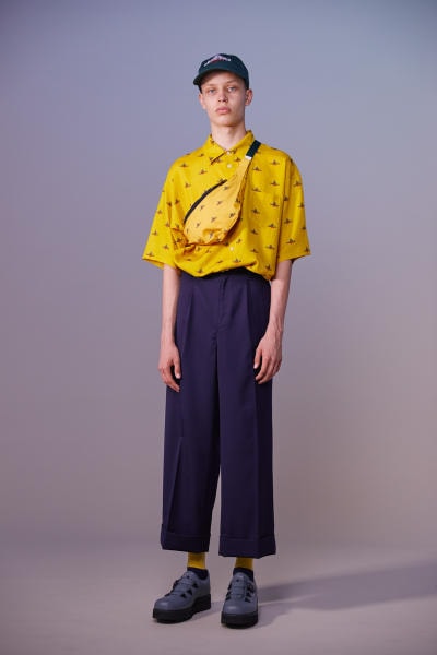 美しい山岳風景とカレッジスタイルが同居する John UNDERCOVER 2019年春夏コレクション 〈Polo ○alph Lauren〉にもオマージュを捧げる本ラインでは表現できない高橋盾の今の気分 デザイナー高橋盾が2013年秋冬シーズンに立ち上げたセカンドライン〈John UNDERCOVER（ジョン アンダーカバー）〉の2019年春夏コレクションは、本ブランドが得意とするグラフィック性の高さを改めて印象づけるものとなった。  主役はロングコートやレインコート、フーディなど、全面に美しい山岳が描かれたインパクトのあるグラフィカルなアパレルたち。しかしその一方で、今こそ一周回って気になるプレッピーやスクールの要素も現代的に解釈されており、カレッジロゴを取り入れたフード付きシャツやレタードカーディガン、ブレザーなどがコレクション全体にアクセントを追加している。  立ち上げはまだしばらく先にはなるが、ひとまず上のフォトギャラリーからルックブックに目を通してみてはいかがだろうか。  〈STÜSSY（ステューシー）〉のBob Marley（ボブ・マーリー）を称えた最新コレクションや、〈Noah（ノア）〉とKevin Cummins（ケビン・カミンズ）のコラボコレクションなど、『HYPEBEAST』がお届けするその他の最旬ファッションニュースもあわせてご確認を。