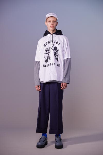 美しい山岳風景とカレッジスタイルが同居する John UNDERCOVER 2019年春夏コレクション 〈Polo ○alph Lauren〉にもオマージュを捧げる本ラインでは表現できない高橋盾の今の気分 デザイナー高橋盾が2013年秋冬シーズンに立ち上げたセカンドライン〈John UNDERCOVER（ジョン アンダーカバー）〉の2019年春夏コレクションは、本ブランドが得意とするグラフィック性の高さを改めて印象づけるものとなった。  主役はロングコートやレインコート、フーディなど、全面に美しい山岳が描かれたインパクトのあるグラフィカルなアパレルたち。しかしその一方で、今こそ一周回って気になるプレッピーやスクールの要素も現代的に解釈されており、カレッジロゴを取り入れたフード付きシャツやレタードカーディガン、ブレザーなどがコレクション全体にアクセントを追加している。  立ち上げはまだしばらく先にはなるが、ひとまず上のフォトギャラリーからルックブックに目を通してみてはいかがだろうか。  〈STÜSSY（ステューシー）〉のBob Marley（ボブ・マーリー）を称えた最新コレクションや、〈Noah（ノア）〉とKevin Cummins（ケビン・カミンズ）のコラボコレクションなど、『HYPEBEAST』がお届けするその他の最旬ファッションニュースもあわせてご確認を。