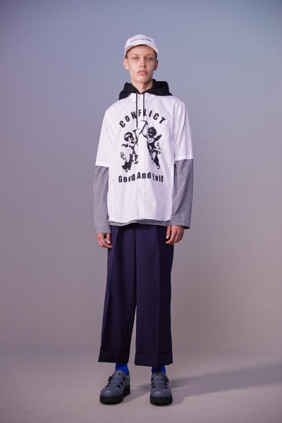 美しい山岳風景とカレッジスタイルが同居する John UNDERCOVER 2019年春夏コレクション 〈Polo ○alph Lauren〉にもオマージュを捧げる本ラインでは表現できない高橋盾の今の気分 デザイナー高橋盾が2013年秋冬シーズンに立ち上げたセカンドライン〈John UNDERCOVER（ジョン アンダーカバー）〉の2019年春夏コレクションは、本ブランドが得意とするグラフィック性の高さを改めて印象づけるものとなった。  主役はロングコートやレインコート、フーディなど、全面に美しい山岳が描かれたインパクトのあるグラフィカルなアパレルたち。しかしその一方で、今こそ一周回って気になるプレッピーやスクールの要素も現代的に解釈されており、カレッジロゴを取り入れたフード付きシャツやレタードカーディガン、ブレザーなどがコレクション全体にアクセントを追加している。  立ち上げはまだしばらく先にはなるが、ひとまず上のフォトギャラリーからルックブックに目を通してみてはいかがだろうか。  〈STÜSSY（ステューシー）〉のBob Marley（ボブ・マーリー）を称えた最新コレクションや、〈Noah（ノア）〉とKevin Cummins（ケビン・カミンズ）のコラボコレクションなど、『HYPEBEAST』がお届けするその他の最旬ファッションニュースもあわせてご確認を。