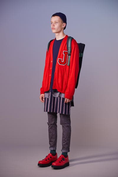 美しい山岳風景とカレッジスタイルが同居する John UNDERCOVER 2019年春夏コレクション 〈Polo ○alph Lauren〉にもオマージュを捧げる本ラインでは表現できない高橋盾の今の気分 デザイナー高橋盾が2013年秋冬シーズンに立ち上げたセカンドライン〈John UNDERCOVER（ジョン アンダーカバー）〉の2019年春夏コレクションは、本ブランドが得意とするグラフィック性の高さを改めて印象づけるものとなった。  主役はロングコートやレインコート、フーディなど、全面に美しい山岳が描かれたインパクトのあるグラフィカルなアパレルたち。しかしその一方で、今こそ一周回って気になるプレッピーやスクールの要素も現代的に解釈されており、カレッジロゴを取り入れたフード付きシャツやレタードカーディガン、ブレザーなどがコレクション全体にアクセントを追加している。  立ち上げはまだしばらく先にはなるが、ひとまず上のフォトギャラリーからルックブックに目を通してみてはいかがだろうか。  〈STÜSSY（ステューシー）〉のBob Marley（ボブ・マーリー）を称えた最新コレクションや、〈Noah（ノア）〉とKevin Cummins（ケビン・カミンズ）のコラボコレクションなど、『HYPEBEAST』がお届けするその他の最旬ファッションニュースもあわせてご確認を。