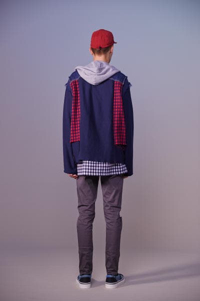 美しい山岳風景とカレッジスタイルが同居する John UNDERCOVER 2019年春夏コレクション 〈Polo ○alph Lauren〉にもオマージュを捧げる本ラインでは表現できない高橋盾の今の気分 デザイナー高橋盾が2013年秋冬シーズンに立ち上げたセカンドライン〈John UNDERCOVER（ジョン アンダーカバー）〉の2019年春夏コレクションは、本ブランドが得意とするグラフィック性の高さを改めて印象づけるものとなった。  主役はロングコートやレインコート、フーディなど、全面に美しい山岳が描かれたインパクトのあるグラフィカルなアパレルたち。しかしその一方で、今こそ一周回って気になるプレッピーやスクールの要素も現代的に解釈されており、カレッジロゴを取り入れたフード付きシャツやレタードカーディガン、ブレザーなどがコレクション全体にアクセントを追加している。  立ち上げはまだしばらく先にはなるが、ひとまず上のフォトギャラリーからルックブックに目を通してみてはいかがだろうか。  〈STÜSSY（ステューシー）〉のBob Marley（ボブ・マーリー）を称えた最新コレクションや、〈Noah（ノア）〉とKevin Cummins（ケビン・カミンズ）のコラボコレクションなど、『HYPEBEAST』がお届けするその他の最旬ファッションニュースもあわせてご確認を。