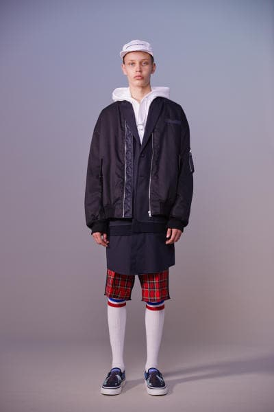 美しい山岳風景とカレッジスタイルが同居する John UNDERCOVER 2019年春夏コレクション 〈Polo ○alph Lauren〉にもオマージュを捧げる本ラインでは表現できない高橋盾の今の気分 デザイナー高橋盾が2013年秋冬シーズンに立ち上げたセカンドライン〈John UNDERCOVER（ジョン アンダーカバー）〉の2019年春夏コレクションは、本ブランドが得意とするグラフィック性の高さを改めて印象づけるものとなった。  主役はロングコートやレインコート、フーディなど、全面に美しい山岳が描かれたインパクトのあるグラフィカルなアパレルたち。しかしその一方で、今こそ一周回って気になるプレッピーやスクールの要素も現代的に解釈されており、カレッジロゴを取り入れたフード付きシャツやレタードカーディガン、ブレザーなどがコレクション全体にアクセントを追加している。  立ち上げはまだしばらく先にはなるが、ひとまず上のフォトギャラリーからルックブックに目を通してみてはいかがだろうか。  〈STÜSSY（ステューシー）〉のBob Marley（ボブ・マーリー）を称えた最新コレクションや、〈Noah（ノア）〉とKevin Cummins（ケビン・カミンズ）のコラボコレクションなど、『HYPEBEAST』がお届けするその他の最旬ファッションニュースもあわせてご確認を。