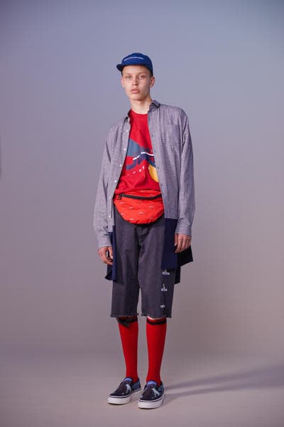 美しい山岳風景とカレッジスタイルが同居する John UNDERCOVER 2019年春夏コレクション 〈Polo ○alph Lauren〉にもオマージュを捧げる本ラインでは表現できない高橋盾の今の気分 デザイナー高橋盾が2013年秋冬シーズンに立ち上げたセカンドライン〈John UNDERCOVER（ジョン アンダーカバー）〉の2019年春夏コレクションは、本ブランドが得意とするグラフィック性の高さを改めて印象づけるものとなった。  主役はロングコートやレインコート、フーディなど、全面に美しい山岳が描かれたインパクトのあるグラフィカルなアパレルたち。しかしその一方で、今こそ一周回って気になるプレッピーやスクールの要素も現代的に解釈されており、カレッジロゴを取り入れたフード付きシャツやレタードカーディガン、ブレザーなどがコレクション全体にアクセントを追加している。  立ち上げはまだしばらく先にはなるが、ひとまず上のフォトギャラリーからルックブックに目を通してみてはいかがだろうか。  〈STÜSSY（ステューシー）〉のBob Marley（ボブ・マーリー）を称えた最新コレクションや、〈Noah（ノア）〉とKevin Cummins（ケビン・カミンズ）のコラボコレクションなど、『HYPEBEAST』がお届けするその他の最旬ファッションニュースもあわせてご確認を。