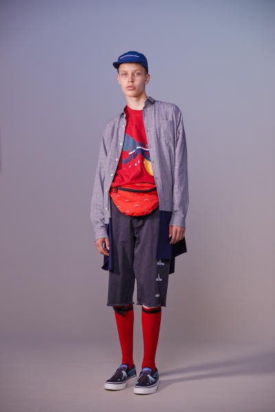 美しい山岳風景とカレッジスタイルが同居する John UNDERCOVER 2019年春夏コレクション 〈Polo ○alph Lauren〉にもオマージュを捧げる本ラインでは表現できない高橋盾の今の気分 デザイナー高橋盾が2013年秋冬シーズンに立ち上げたセカンドライン〈John UNDERCOVER（ジョン アンダーカバー）〉の2019年春夏コレクションは、本ブランドが得意とするグラフィック性の高さを改めて印象づけるものとなった。  主役はロングコートやレインコート、フーディなど、全面に美しい山岳が描かれたインパクトのあるグラフィカルなアパレルたち。しかしその一方で、今こそ一周回って気になるプレッピーやスクールの要素も現代的に解釈されており、カレッジロゴを取り入れたフード付きシャツやレタードカーディガン、ブレザーなどがコレクション全体にアクセントを追加している。  立ち上げはまだしばらく先にはなるが、ひとまず上のフォトギャラリーからルックブックに目を通してみてはいかがだろうか。  〈STÜSSY（ステューシー）〉のBob Marley（ボブ・マーリー）を称えた最新コレクションや、〈Noah（ノア）〉とKevin Cummins（ケビン・カミンズ）のコラボコレクションなど、『HYPEBEAST』がお届けするその他の最旬ファッションニュースもあわせてご確認を。