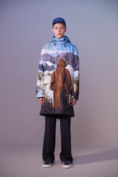 美しい山岳風景とカレッジスタイルが同居する John UNDERCOVER 2019年春夏コレクション 〈Polo ○alph Lauren〉にもオマージュを捧げる本ラインでは表現できない高橋盾の今の気分 デザイナー高橋盾が2013年秋冬シーズンに立ち上げたセカンドライン〈John UNDERCOVER(ジョン アンダーカバー)〉の2019年春夏コレクションは、本ブランドが得意とするグラフィック性の高さを改めて印象づけるものとなった。 主役はロングコートやレインコート、フーディなど、全面に美しい山岳が描かれたインパクトのあるグラフィカルなアパレルたち。しかしその一方で、今こそ一周回って気になるプレッピーやスクールの要素も現代的に解釈されており、カレッジロゴを取り入れたフード付きシャツやレタードカーディガン、ブレザーなどがコレクション全体にアクセントを追加している。 立ち上げはまだしばらく先にはなるが、ひとまず上のフォトギャラリーからルックブックに目を通してみてはいかがだろうか。 〈STÜSSY(ステューシー)〉のBob Marley(ボブ・マーリー)を称えた最新コレクションや、〈Noah(ノア)〉とKevin Cummins(ケビン・カミンズ)のコラボコレクションなど、『HYPEBEAST』がお届けするその他の最旬ファッションニュースもあわせてご確認を。