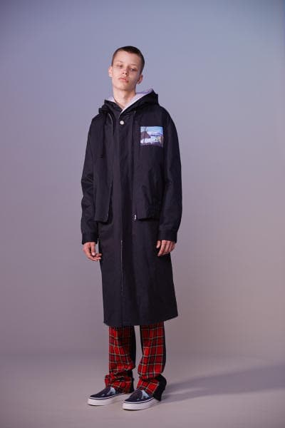 美しい山岳風景とカレッジスタイルが同居する John UNDERCOVER 2019年春夏コレクション 〈Polo ○alph Lauren〉にもオマージュを捧げる本ラインでは表現できない高橋盾の今の気分 デザイナー高橋盾が2013年秋冬シーズンに立ち上げたセカンドライン〈John UNDERCOVER（ジョン アンダーカバー）〉の2019年春夏コレクションは、本ブランドが得意とするグラフィック性の高さを改めて印象づけるものとなった。  主役はロングコートやレインコート、フーディなど、全面に美しい山岳が描かれたインパクトのあるグラフィカルなアパレルたち。しかしその一方で、今こそ一周回って気になるプレッピーやスクールの要素も現代的に解釈されており、カレッジロゴを取り入れたフード付きシャツやレタードカーディガン、ブレザーなどがコレクション全体にアクセントを追加している。  立ち上げはまだしばらく先にはなるが、ひとまず上のフォトギャラリーからルックブックに目を通してみてはいかがだろうか。  〈STÜSSY（ステューシー）〉のBob Marley（ボブ・マーリー）を称えた最新コレクションや、〈Noah（ノア）〉とKevin Cummins（ケビン・カミンズ）のコラボコレクションなど、『HYPEBEAST』がお届けするその他の最旬ファッションニュースもあわせてご確認を。