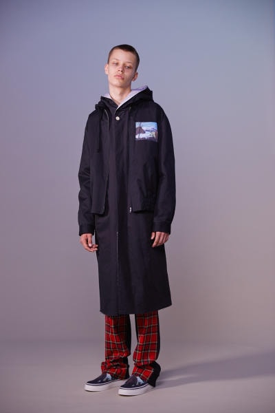 美しい山岳風景とカレッジスタイルが同居する John UNDERCOVER 2019年春夏コレクション 〈Polo ○alph Lauren〉にもオマージュを捧げる本ラインでは表現できない高橋盾の今の気分 デザイナー高橋盾が2013年秋冬シーズンに立ち上げたセカンドライン〈John UNDERCOVER（ジョン アンダーカバー）〉の2019年春夏コレクションは、本ブランドが得意とするグラフィック性の高さを改めて印象づけるものとなった。  主役はロングコートやレインコート、フーディなど、全面に美しい山岳が描かれたインパクトのあるグラフィカルなアパレルたち。しかしその一方で、今こそ一周回って気になるプレッピーやスクールの要素も現代的に解釈されており、カレッジロゴを取り入れたフード付きシャツやレタードカーディガン、ブレザーなどがコレクション全体にアクセントを追加している。  立ち上げはまだしばらく先にはなるが、ひとまず上のフォトギャラリーからルックブックに目を通してみてはいかがだろうか。  〈STÜSSY（ステューシー）〉のBob Marley（ボブ・マーリー）を称えた最新コレクションや、〈Noah（ノア）〉とKevin Cummins（ケビン・カミンズ）のコラボコレクションなど、『HYPEBEAST』がお届けするその他の最旬ファッションニュースもあわせてご確認を。