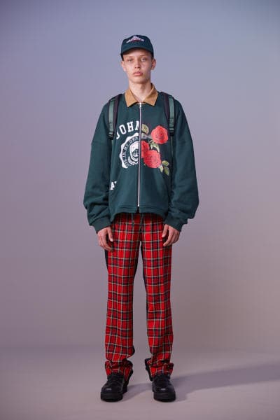 美しい山岳風景とカレッジスタイルが同居する John UNDERCOVER 2019年春夏コレクション 〈Polo ○alph Lauren〉にもオマージュを捧げる本ラインでは表現できない高橋盾の今の気分 デザイナー高橋盾が2013年秋冬シーズンに立ち上げたセカンドライン〈John UNDERCOVER（ジョン アンダーカバー）〉の2019年春夏コレクションは、本ブランドが得意とするグラフィック性の高さを改めて印象づけるものとなった。  主役はロングコートやレインコート、フーディなど、全面に美しい山岳が描かれたインパクトのあるグラフィカルなアパレルたち。しかしその一方で、今こそ一周回って気になるプレッピーやスクールの要素も現代的に解釈されており、カレッジロゴを取り入れたフード付きシャツやレタードカーディガン、ブレザーなどがコレクション全体にアクセントを追加している。  立ち上げはまだしばらく先にはなるが、ひとまず上のフォトギャラリーからルックブックに目を通してみてはいかがだろうか。  〈STÜSSY（ステューシー）〉のBob Marley（ボブ・マーリー）を称えた最新コレクションや、〈Noah（ノア）〉とKevin Cummins（ケビン・カミンズ）のコラボコレクションなど、『HYPEBEAST』がお届けするその他の最旬ファッションニュースもあわせてご確認を。