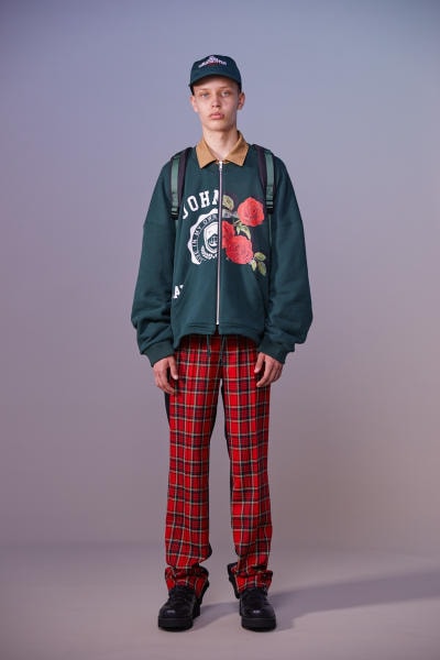 美しい山岳風景とカレッジスタイルが同居する John UNDERCOVER 2019年春夏コレクション 〈Polo ○alph Lauren〉にもオマージュを捧げる本ラインでは表現できない高橋盾の今の気分 デザイナー高橋盾が2013年秋冬シーズンに立ち上げたセカンドライン〈John UNDERCOVER（ジョン アンダーカバー）〉の2019年春夏コレクションは、本ブランドが得意とするグラフィック性の高さを改めて印象づけるものとなった。  主役はロングコートやレインコート、フーディなど、全面に美しい山岳が描かれたインパクトのあるグラフィカルなアパレルたち。しかしその一方で、今こそ一周回って気になるプレッピーやスクールの要素も現代的に解釈されており、カレッジロゴを取り入れたフード付きシャツやレタードカーディガン、ブレザーなどがコレクション全体にアクセントを追加している。  立ち上げはまだしばらく先にはなるが、ひとまず上のフォトギャラリーからルックブックに目を通してみてはいかがだろうか。  〈STÜSSY（ステューシー）〉のBob Marley（ボブ・マーリー）を称えた最新コレクションや、〈Noah（ノア）〉とKevin Cummins（ケビン・カミンズ）のコラボコレクションなど、『HYPEBEAST』がお届けするその他の最旬ファッションニュースもあわせてご確認を。