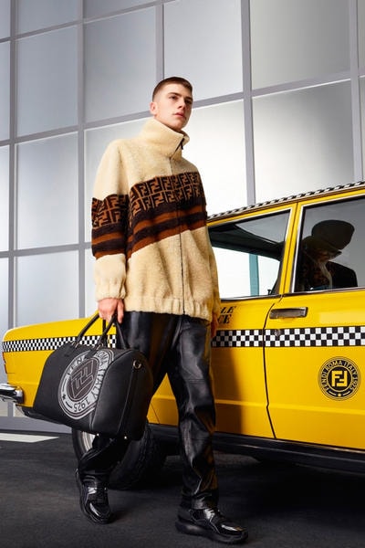 フリースとレザーでリッチ感を創出した FENDI 2018年秋冬コレクション ラグジュアリーブランドだからこそできる美しく上質なトラベルスタイルを堪能せよ 〈FENDI（フェンディ）〉の2018年秋冬コレクションは、トレンドのレイヤードと厚底のチャンキースニーカーなどが登場するも、ラグジュアリーなムード漂うハイブランドならではのラインナップとなっている。  本ラインはハウスアイコンでもある“F”パターンで装飾されたフリースとレザージャケットを筆頭に、ブランドのグッズにフォーカスを当てたコレクション。 クロップド丈のスラックスとレザーパンツは、洗練された風合いを持ちつつもシルエットでタフさを演出。そこにブランドを象徴するFFロゴが配されたバッグを差し込むことで、ラグジュアリーブランドだからこそできるカジュアルな打ち出しを成功させている。また、淡い配色で強調されたアンバランスなクラッシュドパターンのコートに、鮮やかなニットモックネックのレイヤードにあわせたバラエティに富むチャンキースニーカーが、ルック全体のバランスに更に無骨さを与えている。  イエローキャブを背景に置いた美しく上質なルックを是非、上のフォトギャラリーから覗いてみてほしい。  あわせて、元WBA世界ミドル級暫定王者のChris Eubank Jr.（クリス・ユーバンク・ジュニア）を起用したミレニアル世代のためのデジタルプラットフォーム“F IS FOR…”の最新ムービーもチェックしてみてはいかがだろうか。