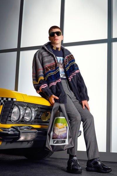 フリースとレザーでリッチ感を創出した FENDI 2018年秋冬コレクション ラグジュアリーブランドだからこそできる美しく上質なトラベルスタイルを堪能せよ 〈FENDI（フェンディ）〉の2018年秋冬コレクションは、トレンドのレイヤードと厚底のチャンキースニーカーなどが登場するも、ラグジュアリーなムード漂うハイブランドならではのラインナップとなっている。  本ラインはハウスアイコンでもある“F”パターンで装飾されたフリースとレザージャケットを筆頭に、ブランドのグッズにフォーカスを当てたコレクション。 クロップド丈のスラックスとレザーパンツは、洗練された風合いを持ちつつもシルエットでタフさを演出。そこにブランドを象徴するFFロゴが配されたバッグを差し込むことで、ラグジュアリーブランドだからこそできるカジュアルな打ち出しを成功させている。また、淡い配色で強調されたアンバランスなクラッシュドパターンのコートに、鮮やかなニットモックネックのレイヤードにあわせたバラエティに富むチャンキースニーカーが、ルック全体のバランスに更に無骨さを与えている。  イエローキャブを背景に置いた美しく上質なルックを是非、上のフォトギャラリーから覗いてみてほしい。  あわせて、元WBA世界ミドル級暫定王者のChris Eubank Jr.（クリス・ユーバンク・ジュニア）を起用したミレニアル世代のためのデジタルプラットフォーム“F IS FOR…”の最新ムービーもチェックしてみてはいかがだろうか。