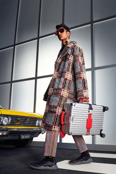 フリースとレザーでリッチ感を創出した FENDI 2018年秋冬コレクション ラグジュアリーブランドだからこそできる美しく上質なトラベルスタイルを堪能せよ 〈FENDI（フェンディ）〉の2018年秋冬コレクションは、トレンドのレイヤードと厚底のチャンキースニーカーなどが登場するも、ラグジュアリーなムード漂うハイブランドならではのラインナップとなっている。  本ラインはハウスアイコンでもある“F”パターンで装飾されたフリースとレザージャケットを筆頭に、ブランドのグッズにフォーカスを当てたコレクション。 クロップド丈のスラックスとレザーパンツは、洗練された風合いを持ちつつもシルエットでタフさを演出。そこにブランドを象徴するFFロゴが配されたバッグを差し込むことで、ラグジュアリーブランドだからこそできるカジュアルな打ち出しを成功させている。また、淡い配色で強調されたアンバランスなクラッシュドパターンのコートに、鮮やかなニットモックネックのレイヤードにあわせたバラエティに富むチャンキースニーカーが、ルック全体のバランスに更に無骨さを与えている。  イエローキャブを背景に置いた美しく上質なルックを是非、上のフォトギャラリーから覗いてみてほしい。  あわせて、元WBA世界ミドル級暫定王者のChris Eubank Jr.（クリス・ユーバンク・ジュニア）を起用したミレニアル世代のためのデジタルプラットフォーム“F IS FOR…”の最新ムービーもチェックしてみてはいかがだろうか。