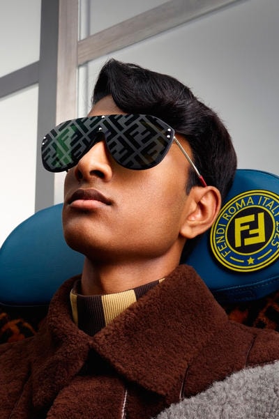 フリースとレザーでリッチ感を創出した FENDI 2018年秋冬コレクション ラグジュアリーブランドだからこそできる美しく上質なトラベルスタイルを堪能せよ 〈FENDI（フェンディ）〉の2018年秋冬コレクションは、トレンドのレイヤードと厚底のチャンキースニーカーなどが登場するも、ラグジュアリーなムード漂うハイブランドならではのラインナップとなっている。  本ラインはハウスアイコンでもある“F”パターンで装飾されたフリースとレザージャケットを筆頭に、ブランドのグッズにフォーカスを当てたコレクション。 クロップド丈のスラックスとレザーパンツは、洗練された風合いを持ちつつもシルエットでタフさを演出。そこにブランドを象徴するFFロゴが配されたバッグを差し込むことで、ラグジュアリーブランドだからこそできるカジュアルな打ち出しを成功させている。また、淡い配色で強調されたアンバランスなクラッシュドパターンのコートに、鮮やかなニットモックネックのレイヤードにあわせたバラエティに富むチャンキースニーカーが、ルック全体のバランスに更に無骨さを与えている。  イエローキャブを背景に置いた美しく上質なルックを是非、上のフォトギャラリーから覗いてみてほしい。  あわせて、元WBA世界ミドル級暫定王者のChris Eubank Jr.（クリス・ユーバンク・ジュニア）を起用したミレニアル世代のためのデジタルプラットフォーム“F IS FOR…”の最新ムービーもチェックしてみてはいかがだろうか。