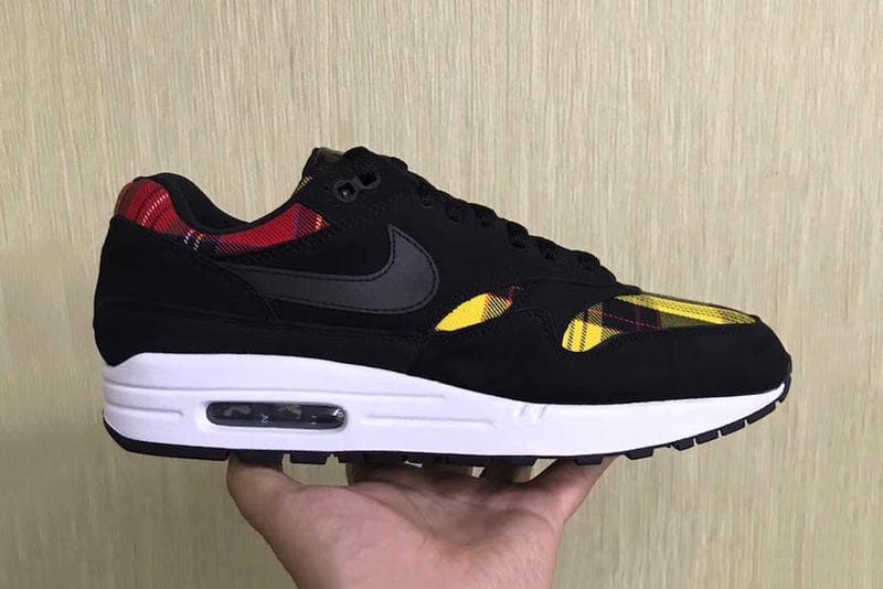 ヌバックにタータンチェックをパネリングした Nike Air Max 1 のニューモデル 今年に入り様々なデザインのAirMax1を打ち出し続ける〈Nike（ナイキ）〉から、新たにタータンチェック柄を取り入れた1足が登場するというニュースが舞い込んできた。本作はアムステルダムのアーティスト Parra（パラ）とのコラボレートモデルや“Beach Camo”、そしてネイティブアメリカンをサポートする「N7 initiative」の“Acid Wash”など、注目度の高い未発売のAM1シリーズとともに『SNKRS』のラインアップに追加されるようだ。  ありそうでなかった仕上がりの同スニーカーは、足首とアッパー部分それぞれに配された黄と赤のチェック柄を黒いヌバックレザーが覆う新鮮なデザインが目を引き、黒のレザーであつらえた〈Nike〉のスウォッシュマークや、特許取得の光沢感ある素材を使用したタン部分、踵に施された刺繍のブランドネーム、目にも鮮やかなホワイトカラーのミッドソールなど、細部までこだわり抜かれたディテールが購買意欲を一層駆り立てる。  発売に関する詳細はブランドのアップデートを待つとして、 Flyknit仕様のAir Jordan 1 Low “Black”や、『atmos』限定のAir More Moneyなど、その他のスニーカーニュースにも目を通しておこう。 ブラックのヌバックにチェックが映えるありそうでなかったAM1の存在が明らかに