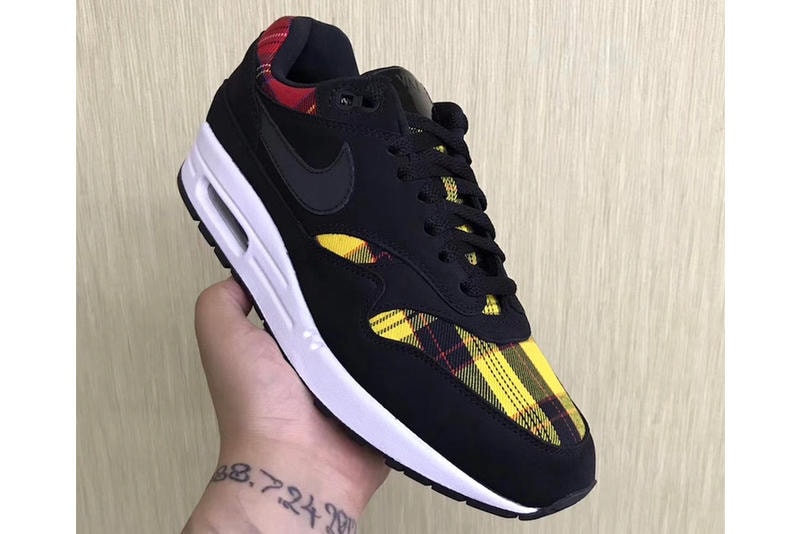 ヌバックにタータンチェックをパネリングした Nike Air Max 1 のニューモデル 今年に入り様々なデザインのAirMax1を打ち出し続ける〈Nike（ナイキ）〉から、新たにタータンチェック柄を取り入れた1足が登場するというニュースが舞い込んできた。本作はアムステルダムのアーティスト Parra（パラ）とのコラボレートモデルや“Beach Camo”、そしてネイティブアメリカンをサポートする「N7 initiative」の“Acid Wash”など、注目度の高い未発売のAM1シリーズとともに『SNKRS』のラインアップに追加されるようだ。  ありそうでなかった仕上がりの同スニーカーは、足首とアッパー部分それぞれに配された黄と赤のチェック柄を黒いヌバックレザーが覆う新鮮なデザインが目を引き、黒のレザーであつらえた〈Nike〉のスウォッシュマークや、特許取得の光沢感ある素材を使用したタン部分、踵に施された刺繍のブランドネーム、目にも鮮やかなホワイトカラーのミッドソールなど、細部までこだわり抜かれたディテールが購買意欲を一層駆り立てる。  発売に関する詳細はブランドのアップデートを待つとして、 Flyknit仕様のAir Jordan 1 Low “Black”や、『atmos』限定のAir More Moneyなど、その他のスニーカーニュースにも目を通しておこう。 ブラックのヌバックにチェックが映えるありそうでなかったAM1の存在が明らかに
