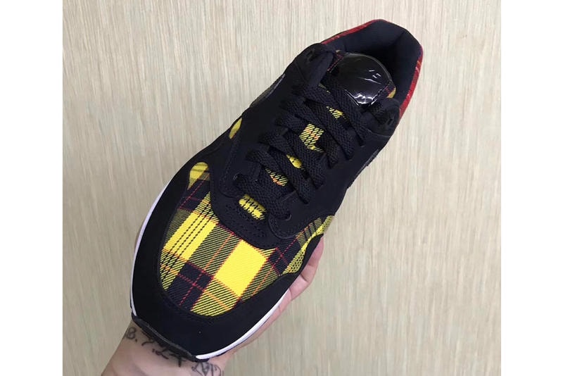 ヌバックにタータンチェックをパネリングした Nike Air Max 1 のニューモデル 今年に入り様々なデザインのAirMax1を打ち出し続ける〈Nike（ナイキ）〉から、新たにタータンチェック柄を取り入れた1足が登場するというニュースが舞い込んできた。本作はアムステルダムのアーティスト Parra（パラ）とのコラボレートモデルや“Beach Camo”、そしてネイティブアメリカンをサポートする「N7 initiative」の“Acid Wash”など、注目度の高い未発売のAM1シリーズとともに『SNKRS』のラインアップに追加されるようだ。  ありそうでなかった仕上がりの同スニーカーは、足首とアッパー部分それぞれに配された黄と赤のチェック柄を黒いヌバックレザーが覆う新鮮なデザインが目を引き、黒のレザーであつらえた〈Nike〉のスウォッシュマークや、特許取得の光沢感ある素材を使用したタン部分、踵に施された刺繍のブランドネーム、目にも鮮やかなホワイトカラーのミッドソールなど、細部までこだわり抜かれたディテールが購買意欲を一層駆り立てる。  発売に関する詳細はブランドのアップデートを待つとして、 Flyknit仕様のAir Jordan 1 Low “Black”や、『atmos』限定のAir More Moneyなど、その他のスニーカーニュースにも目を通しておこう。 ブラックのヌバックにチェックが映えるありそうでなかったAM1の存在が明らかに