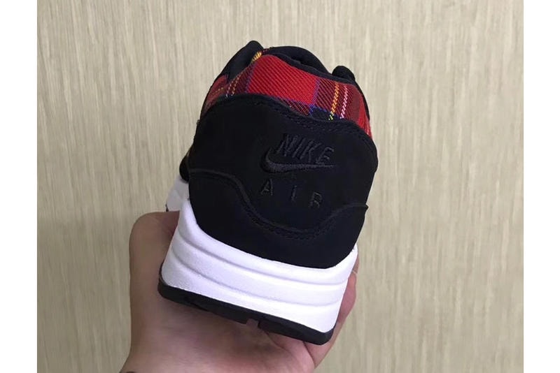 ヌバックにタータンチェックをパネリングした Nike Air Max 1 のニューモデル 今年に入り様々なデザインのAirMax1を打ち出し続ける〈Nike（ナイキ）〉から、新たにタータンチェック柄を取り入れた1足が登場するというニュースが舞い込んできた。本作はアムステルダムのアーティスト Parra（パラ）とのコラボレートモデルや“Beach Camo”、そしてネイティブアメリカンをサポートする「N7 initiative」の“Acid Wash”など、注目度の高い未発売のAM1シリーズとともに『SNKRS』のラインアップに追加されるようだ。  ありそうでなかった仕上がりの同スニーカーは、足首とアッパー部分それぞれに配された黄と赤のチェック柄を黒いヌバックレザーが覆う新鮮なデザインが目を引き、黒のレザーであつらえた〈Nike〉のスウォッシュマークや、特許取得の光沢感ある素材を使用したタン部分、踵に施された刺繍のブランドネーム、目にも鮮やかなホワイトカラーのミッドソールなど、細部までこだわり抜かれたディテールが購買意欲を一層駆り立てる。  発売に関する詳細はブランドのアップデートを待つとして、 Flyknit仕様のAir Jordan 1 Low “Black”や、『atmos』限定のAir More Moneyなど、その他のスニーカーニュースにも目を通しておこう。 ブラックのヌバックにチェックが映えるありそうでなかったAM1の存在が明らかに