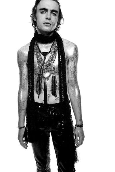 70年代のニューヨークを再現した Saint Laurent 2019年春夏コレクション フロントモデルにはリアム・ギャラガーの息子であるレノン・ギャラガーを起用 先月初めに行われた〈Saint Lauren（サンローラン）〉の2019年春夏コレクションは、通常パリで行われるショーとは違い、かすかに光るマンハッタンのスカイラインを背景にドラマティックな演出となったことで話題をさらった。暗いステージと光沢感ある大理石のランウェイにより創りだされた現代的な雰囲気の中、70’sからインスパイアされたかのようなコレクションがその空間とコントラストを生み出し、目の肥えた業界人たちを魅了した。クリエイティブディレクターであるAnthony Vaccarello（アンソニー・ヴァカレロ）は今回のインスピレーション源について「70年代のニューヨークのムードや、そこで活躍していたアイコンからアイディアをもらったんだ」と『Vogue』への取材で語っている。  Oasis（オアシス）のフロントマン Liam Gallagher（リアム・ギャラガー）の息子であるLennon Gallagher（レノン・ギャラガー）をメインモデルに起用した最新のルックブックには、ペイズリー柄のスカーフやゴールドスリムブレザー、ボートハット、ネックレスなど気になるアイテムが多数。ギャラリーで閲覧できる写真はもちろんのこと、下部にあるルックブックビデオも是非チェックしてみてほしい。  Travis Scott（トラヴィス・スコット）やKate Moss（ケイト・モス）ら豪華VIPゲストも参列したランウェイの様子は、こちらから。