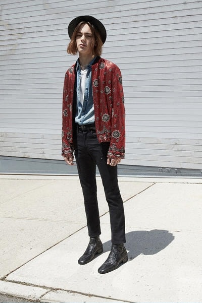 70年代のニューヨークを再現した Saint Laurent 2019年春夏コレクション フロントモデルにはリアム・ギャラガーの息子であるレノン・ギャラガーを起用 先月初めに行われた〈Saint Lauren（サンローラン）〉の2019年春夏コレクションは、通常パリで行われるショーとは違い、かすかに光るマンハッタンのスカイラインを背景にドラマティックな演出となったことで話題をさらった。暗いステージと光沢感ある大理石のランウェイにより創りだされた現代的な雰囲気の中、70’sからインスパイアされたかのようなコレクションがその空間とコントラストを生み出し、目の肥えた業界人たちを魅了した。クリエイティブディレクターであるAnthony Vaccarello（アンソニー・ヴァカレロ）は今回のインスピレーション源について「70年代のニューヨークのムードや、そこで活躍していたアイコンからアイディアをもらったんだ」と『Vogue』への取材で語っている。  Oasis（オアシス）のフロントマン Liam Gallagher（リアム・ギャラガー）の息子であるLennon Gallagher（レノン・ギャラガー）をメインモデルに起用した最新のルックブックには、ペイズリー柄のスカーフやゴールドスリムブレザー、ボートハット、ネックレスなど気になるアイテムが多数。ギャラリーで閲覧できる写真はもちろんのこと、下部にあるルックブックビデオも是非チェックしてみてほしい。  Travis Scott（トラヴィス・スコット）やKate Moss（ケイト・モス）ら豪華VIPゲストも参列したランウェイの様子は、こちらから。